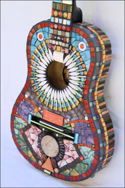 Qui chantait "♫ ♪ Maintenant j'ai une guitare et j'voyage organisé,
j′me lève tous les jours trop tard et j′vis aux Champs-Elysées ♪"