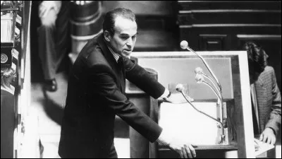 Robert Badinter est décédé le 9 février à l'âge de 95 ans. Quand le projet de loi sur l'abolition de la peine de mort qu'il a porté en tant que ministre de la Justice a-t-il été promulgué ?