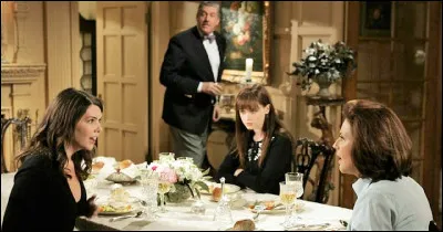 Pourquoi Lorelai et Rory doivent-elles aller chez Emily et Richard tous les vendredis soir pour le dîner ?