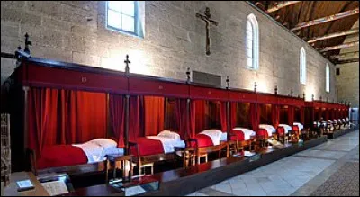 Quelle était la fonction d'un hôtel-Dieu au Moyen Âge ?