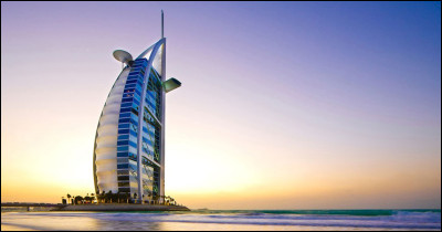Où peut-on séjourner au Burj al-Arab, le célèbre hôtel en forme de voile géante ?