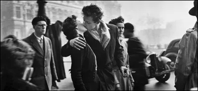 A qui doit-on la photo "Le Baiser de l'hôtel de ville" en 1950 ?