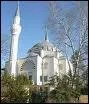 C'est l'une des plus grandes mosques d'Allemagne, pouvant accueillir jusqu' 1000 fidles. Elle est situe