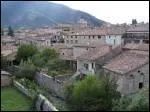 Tapie au creux des montagnes et de hautes collines, on y accde en remontant la sinueuse valle de la Drme. Remparts romans, porte St-Marcel, cathdrale (campanile). C'est...