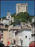 Un imposant donjon (52 m de haut) domine la ville et la plaine de Valence. Ce n'est qu'un vestige d'une place forte qui compta jusqu' trois chteaux.