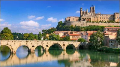 Dans quel département se trouve la ville de Pézenas ?