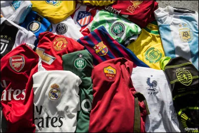 Quelles sont les couleurs traditionnelles du maillot de l'équipe de football d'Argentine ?