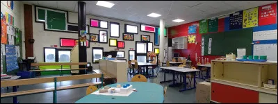 Que permettait son principe de pilotis porteurs et plancher béton ?