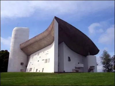 Comment se nomme cette chapelle construite de 1951 à 1955 ?