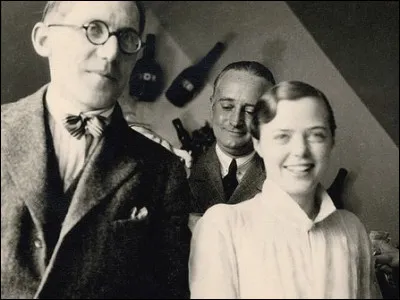 Qui est cette architecte collaboratrice qui dessina les intérieurs et le mobilier ?