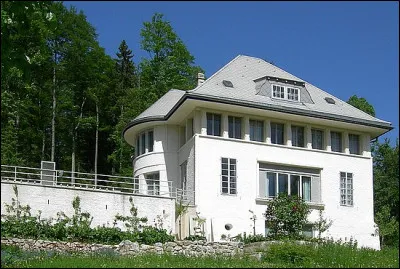 En 1912 il dessine cette grande maison pour quel membre de sa famille ?