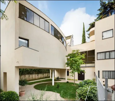 Il réalise en 1923 la maison "La Roche Jeanneret" une double habitation à Paris qui est désormais...