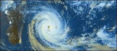 Le 23 janvier de cette année-là, le cyclone Dina frappe durement l'île de la Réunion détruisant sur son passage 90% des fermes maraichères qui perdent leurs récoltes de l'année.