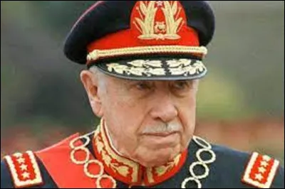 Ce 16 octobre, le dictateur chilien Augusto Pinochet est arrêté au Royaume-Uni.