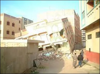 Dans le nord du Maroc, un séisme, d'une magnitude de 6,5 sur l'échelle de Richter, fait 517 victimes le 24 février.