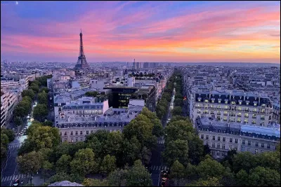 "À Paris" est une chanson interprétée par Yves Montand.