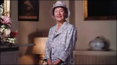 La grande-duchesse Charlotte de Luxembourg abdique en faveur de son fils aîné le prince Jean.
C'était il y a :