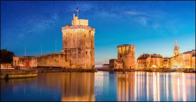 En 1223, la reine mère, Blanche de Castille, mère de Louis IX, fit construire une forteresse avec des murs de 3 mètres d'épaisseur. Combien de tours jalonnent ce mur ?