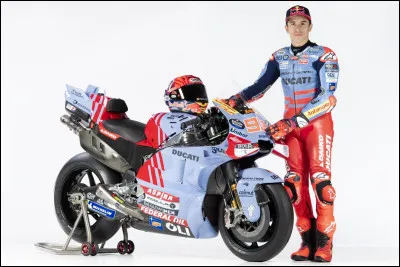 Énorme changement du début de saison, intéressons-nous, au roi, à lextraterrestre, au grand Marc Márquez, ce pilote étant depuis ses débuts dans la catégorie MotoGP dans léquipe Honda, a quitté cette équipe mythique à la fin de la saison, quel est son nouveau constructeur ?