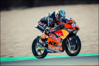 Dans les catégories inférieures, nous avons eu également un incroyable changement, la marque de pneus, qui était autrefois Dunlop, a changé, quelle est-elle, maintenant ?