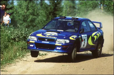 Avec quel pilote la Subaru Impreza a-t-elle gagné un titre de champion du monde des rallyes en 1995 ?