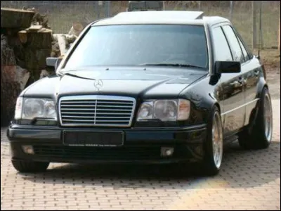 Dans quel film peut-on voir une course-poursuite impliquant une Mercedes 500 E ?