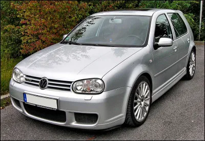 Combien de chevaux la Golf IV R32 a-t-elle ?