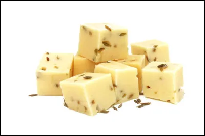Quelle épice accompagne souvent les dés de fromage servis au moment de l'apéritif  ?