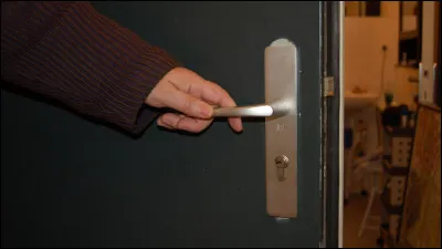 Tu arrives en retard, tous tes nouveaux camarades sont dans la classe et te regardent, la professeur te d&eacute;visage ; que dis-tu ?