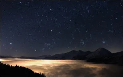 Parmi les étoiles [...], la galaxie tourbillonnait avec grâce.