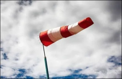 Dans la tempête [...], les vents violents soufflaient avec fureur.