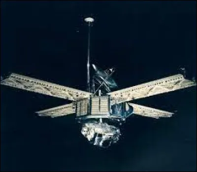 En quelle année le premier survol de la planète Mars a-t-il été réalisé ?