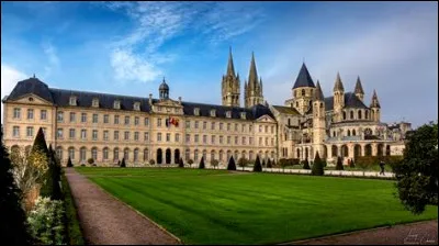 Où se trouve la fameuse abbaye aux hommes ?