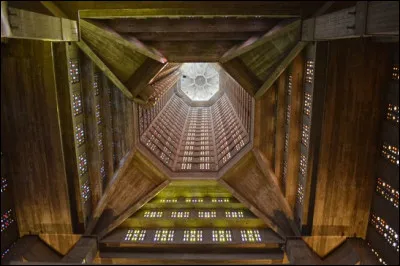 Cette chapelle réalisée après les bombardements de la Seconde Guerre mondiale en béton intégral se trouve à...