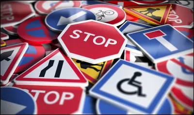 Dans le code de la route, quelle est la forme des panneaux signalant un danger ?