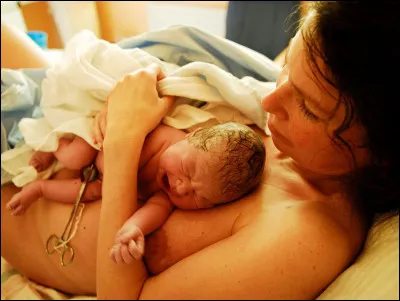 Quel est le nom donné à une femme qui est en train d'accoucher ?