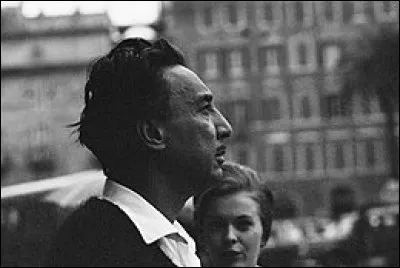 Sous quel nom d'emprunt est également connu Romain Gary ?