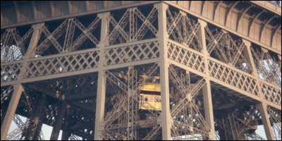 Combien d'ascenseurs retrouve-t-on dans la tour Eiffel ?