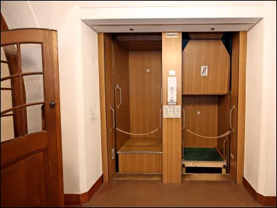 Comment s'appelle cet ascenseur se composant de cabines ouvertes ?