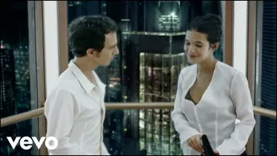 Qui chante "En apesanteur / Pourvu que les secondes soient des heures / En apesanteur / Pourvu qu'on soit les seuls dans cet ascenseur..." ?