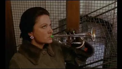 Quel personnage est coincé dans un ascenseur dans le film "Le Père Noël est une ordure" ?