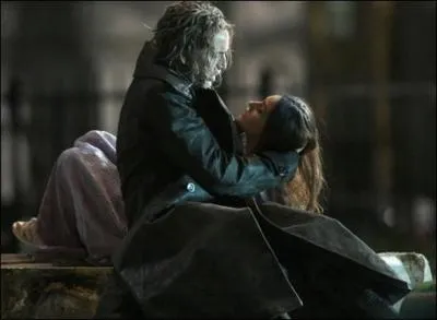 Quel objet Blake voulait-il offrir  Veronica le jour o elle a t enferme dans le mme objet que Morgane ?