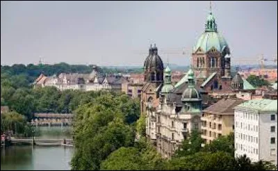 Nous sommes à Munich : quel est ce cours d'eau qui traverse la ville ?
