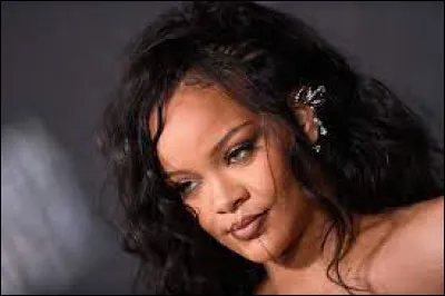 En quelle année Rihanna a-t-elle sorti son premier album studio ?