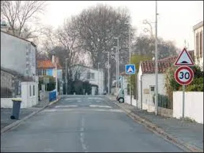 Nous circulons actuellement dans la rue du Fief Jolly, à Longèves. Commune de l'aire d'attraction Rochelaise, bordée par le canal du Curé, elle se situe dans le département ...