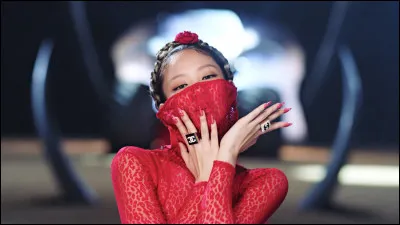 Qui chante en premier après le deuxième refrain ?