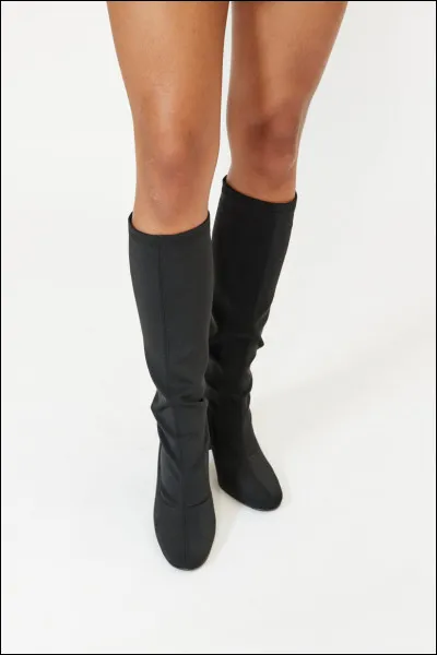 Je pense qu'elle opterait pour ces bottes :