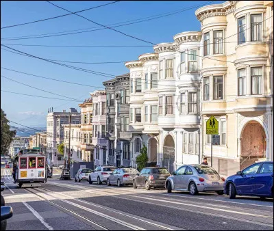 Pour Maxime Le Forestier, de quelle couleur la maison accrochée à la colline est-elle ?