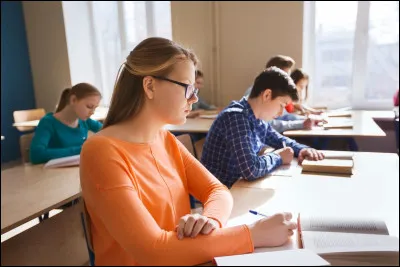 En quelle année les jeunes filles ont-elles pu passer leur baccalauréat ?