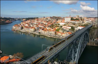 Quel fleuve passe dans la ville de Porto ?
